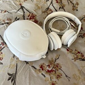 Clean- gently used solo Beats by Dre. They are wired beats.
